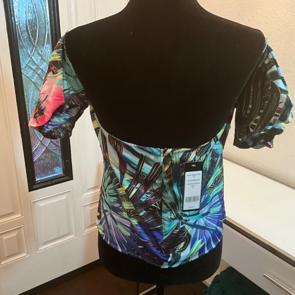 NWT BEBE SEXY STRAPLESS TROPICAL SATIN TOP  w/ DROP SLEEVES😍😍😍😍😍😍 - Picture 4 of 14